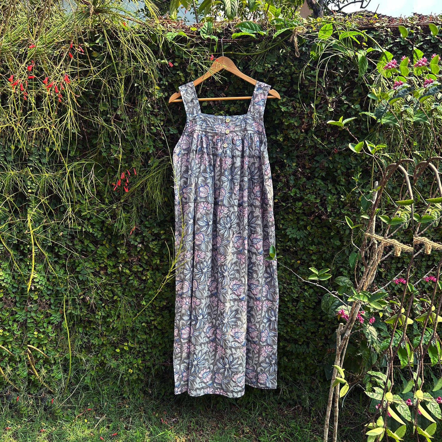 Sleevless Pintuck Yoke Ladies Cotton Nightwear