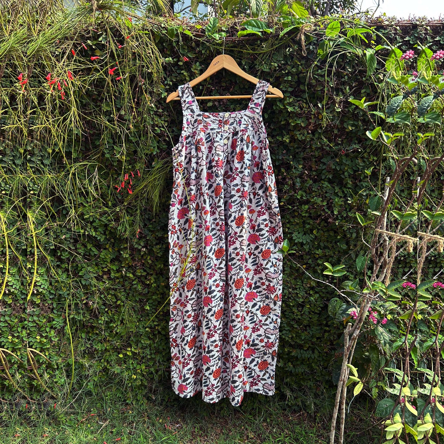 Sleevless Pintuck Yoke Ladies Cotton Nightwear
