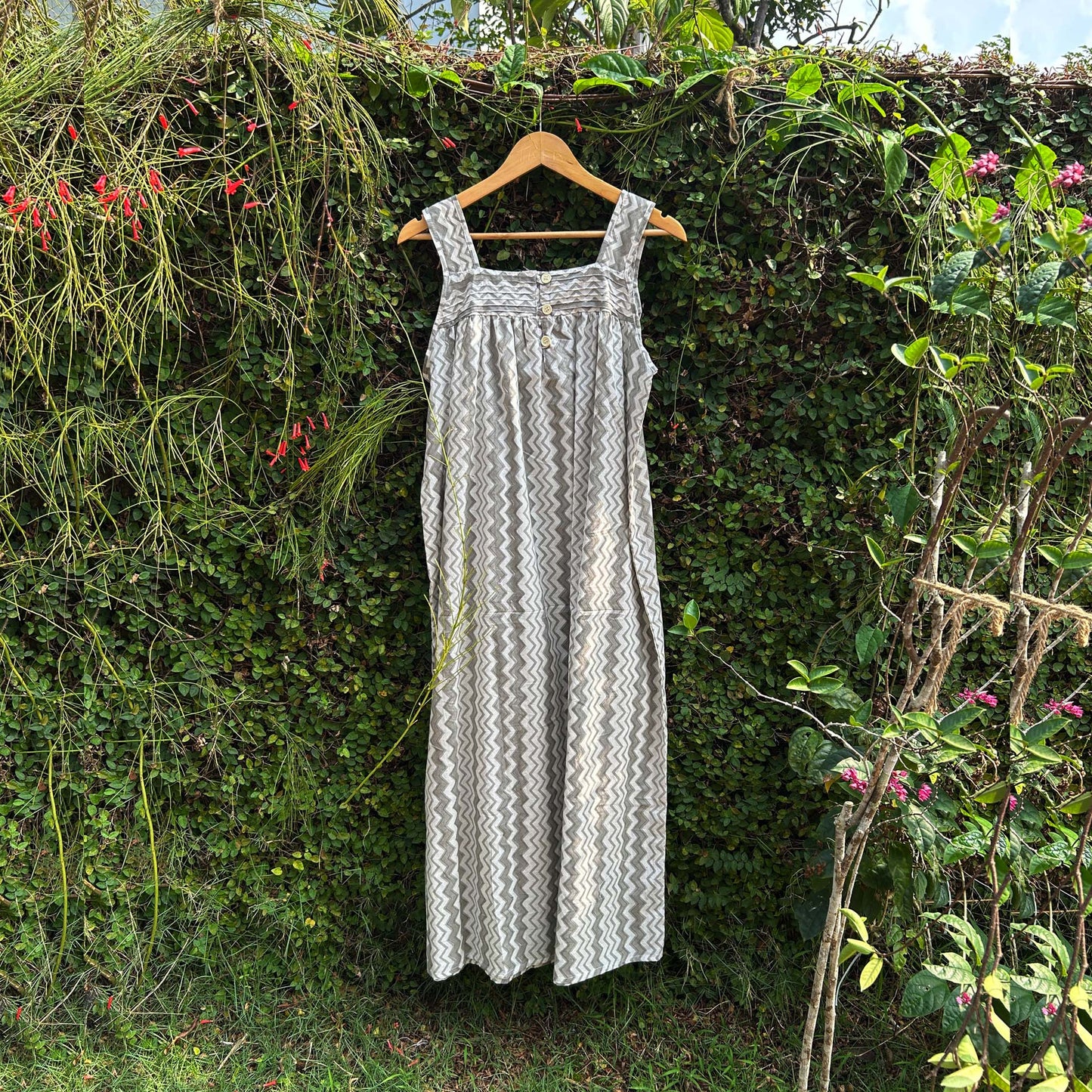 Sleevless Pintuck Yoke Ladies Cotton Nightwear