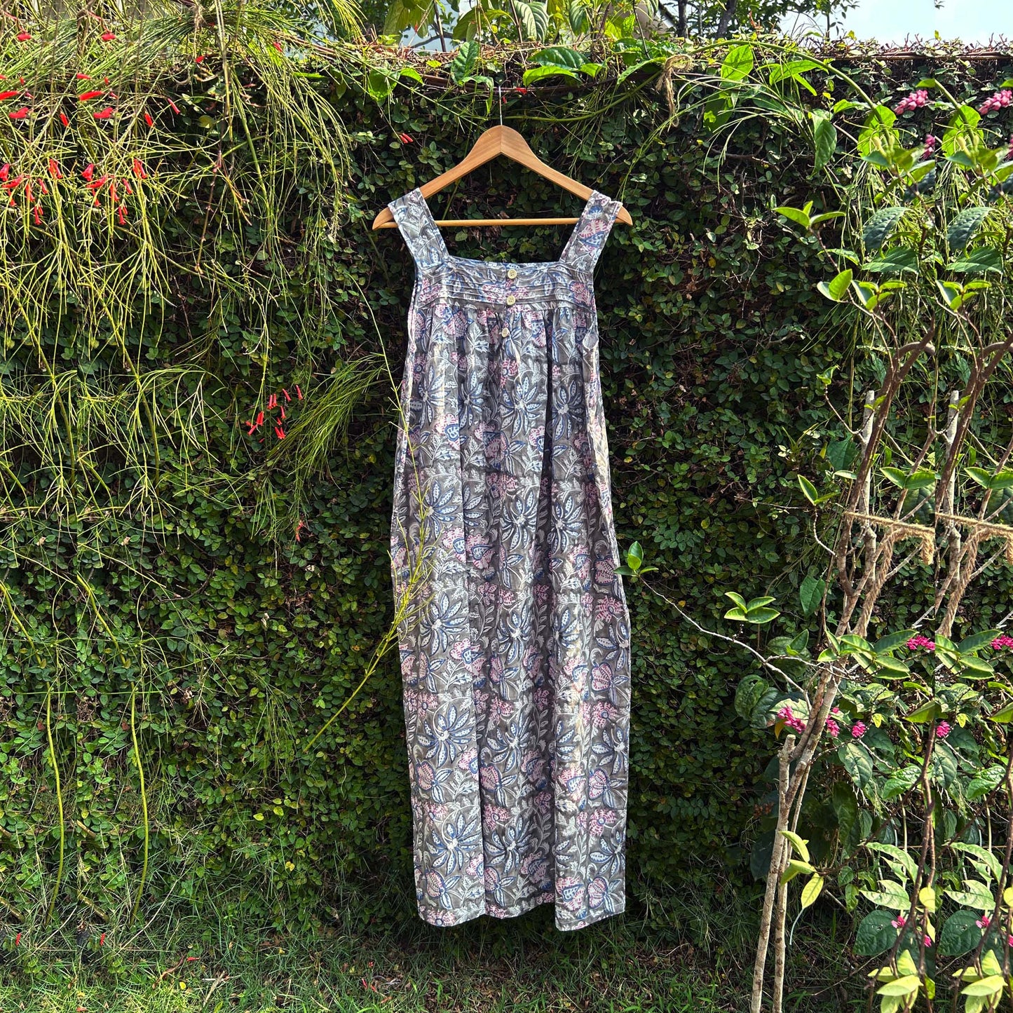 Sleevless Pintuck Yoke Ladies Cotton Nightwear